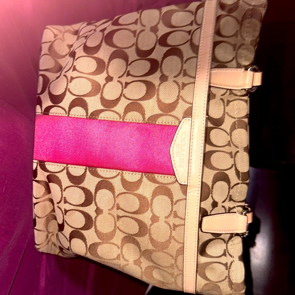 Coach shoulder purse used good condition no stains